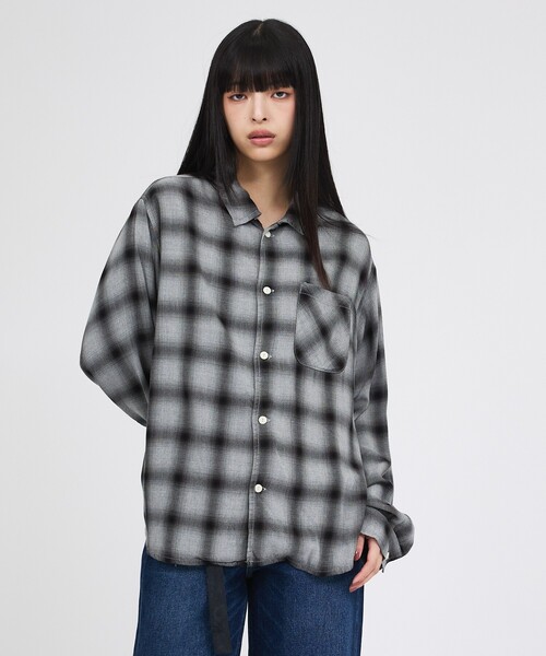 REMI RELIEF(レミレリーフ)の「【REMI RELIEF / レミレリーフ】レーヨンオンブレーチェックシャツ(シャツ/ブラウス・レディース・グレー/ブラック・フリー)」の5枚目の写真