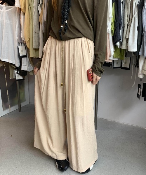 LETee（レティー）の「美しいワイドシルエットでこなれ感を演出。毎日穿きたくなるタック入りワイドパンツ（その他パンツ・レディース・ホワイト/ブラック/ベージュ・FREE）」の3枚目の写真