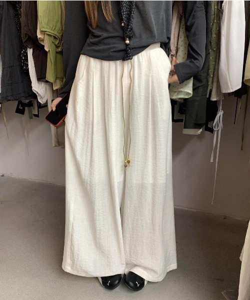 LETee（レティー）の「美しいワイドシルエットでこなれ感を演出。毎日穿きたくなるタック入りワイドパンツ（その他パンツ・レディース・ホワイト/ブラック/ベージュ・FREE）」の4枚目の写真