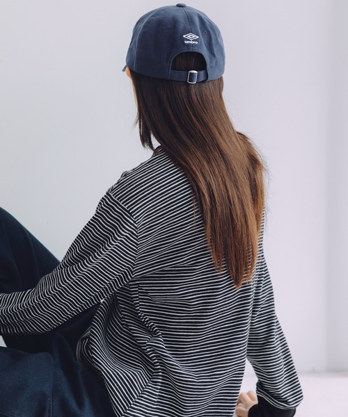 NAKER(ネイカー)の「UMBRO × NAKER/アンブロ 別注 ヴィンテージライクロゴキャップ(キャップ・メンズ・ネイビー/ブラウン・FREE)」の3枚目の写真