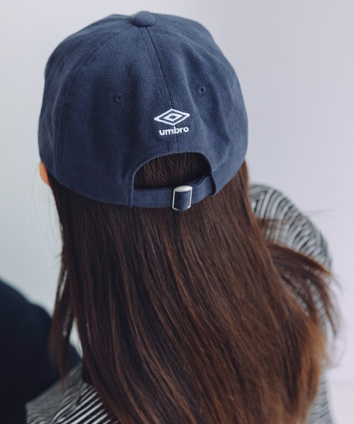 NAKER(ネイカー)の「UMBRO × NAKER/アンブロ 別注 ヴィンテージライクロゴキャップ(キャップ・メンズ・ネイビー/ブラウン・FREE)」の4枚目の写真