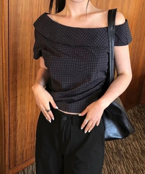 LOENNE(ロエヌ)の「Big Collar Off-Shoulder Top / ビッグカラーオフショルダートップス(Tシャツ/カットソー・レディース・アイボリー/チャコールグレー・FREE)」の1枚目の写真