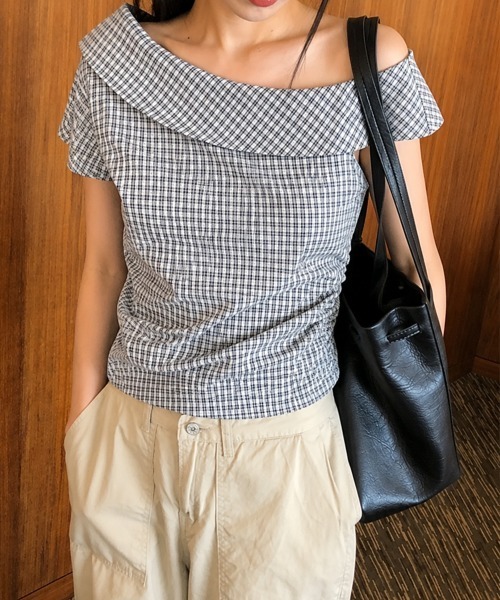 LOENNE(ロエヌ)の「Big Collar Off-Shoulder Top / ビッグカラーオフショルダートップス(Tシャツ/カットソー・レディース・アイボリー/チャコールグレー・FREE)」の3枚目の写真
