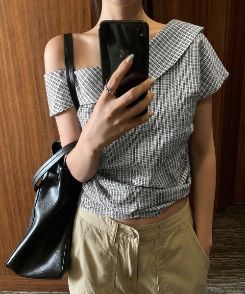 LOENNE(ロエヌ)の「Big Collar Off-Shoulder Top / ビッグカラーオフショルダートップス(Tシャツ/カットソー・レディース・アイボリー/チャコールグレー・FREE)」の5枚目の写真