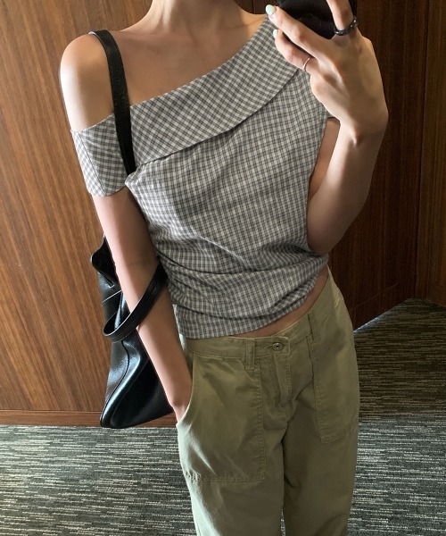 LOENNE(ロエヌ)の「Big Collar Off-Shoulder Top / ビッグカラーオフショルダートップス(Tシャツ/カットソー・レディース・アイボリー/チャコールグレー・FREE)」の6枚目の写真