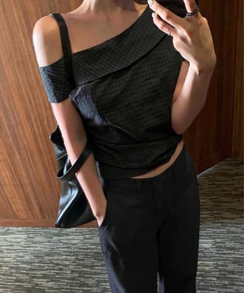LOENNE(ロエヌ)の「Big Collar Off-Shoulder Top / ビッグカラーオフショルダートップス(Tシャツ/カットソー・レディース・アイボリー/チャコールグレー・FREE)」の7枚目の写真
