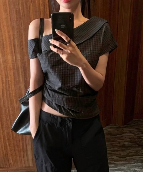 LOENNE(ロエヌ)の「Big Collar Off-Shoulder Top / ビッグカラーオフショルダートップス(Tシャツ/カットソー・レディース・アイボリー/チャコールグレー・FREE)」の8枚目の写真