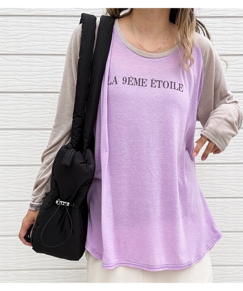 Q(キュー)の「【着回し抜群】ラグランロゴロンT 秋冬(Tシャツ/カットソー・レディース・パープル/グレイッシュベージュ/ブラック・MEDIUM)」の3枚目の写真