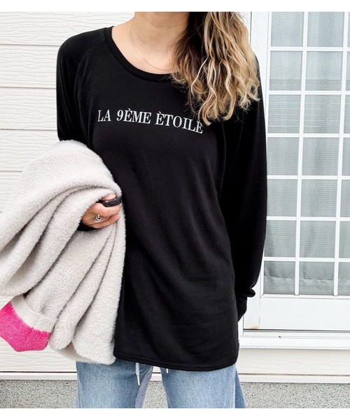 Q(キュー)の「【着回し抜群】ラグランロゴロンT 秋冬(Tシャツ/カットソー・レディース・パープル/グレイッシュベージュ/ブラック・MEDIUM)」の1枚目の写真