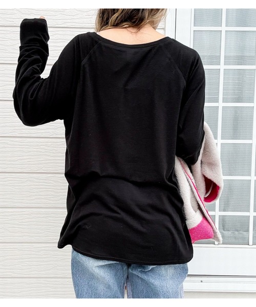 Q(キュー)の「【着回し抜群】ラグランロゴロンT 秋冬(Tシャツ/カットソー・レディース・パープル/グレイッシュベージュ/ブラック・MEDIUM)」の11枚目の写真