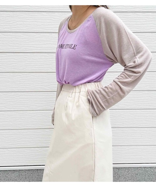 Q(キュー)の「【着回し抜群】ラグランロゴロンT 秋冬(Tシャツ/カットソー・レディース・パープル/グレイッシュベージュ/ブラック・MEDIUM)」の4枚目の写真