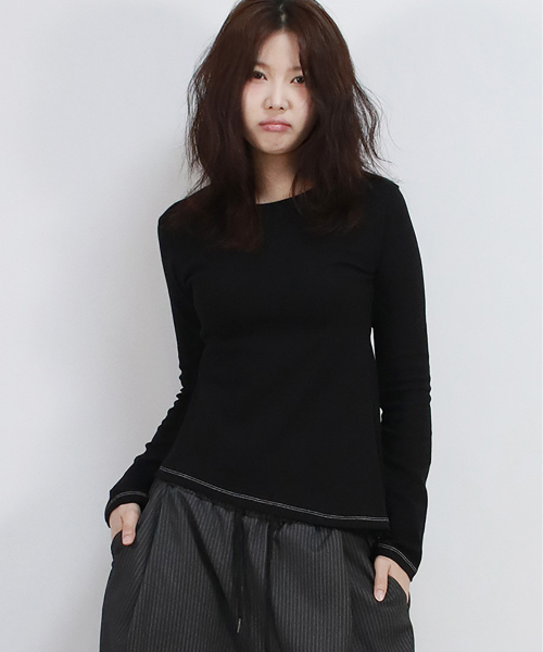 DEMARC(ドゥマーク)の「unbalanced slim fit long-sleeve T-shirt Black(Tシャツ/カットソー・レディース・ブラック・SMALL/MEDIUM)」の2枚目の写真