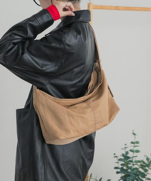 URBAN RESEARCH DOORS(アーバンリサーチドアーズ)の「撥水ナイロン2WAYバッグ(ショルダーバッグ・レディース・ブラック/ベージュ・-)」の1枚目の写真