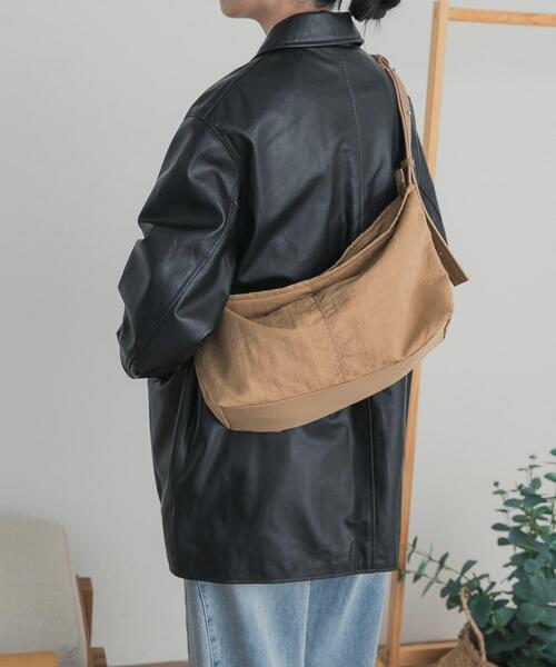 URBAN RESEARCH DOORS(アーバンリサーチドアーズ)の「撥水ナイロン2WAYバッグ(ショルダーバッグ・レディース・ブラック/ベージュ・-)」の3枚目の写真
