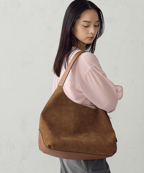MONO COMME CA(モノコムサ)の「アシンメトリー ワンショルダー(ショルダーバッグ・レディース・ブラウン/グレイッシュベージュ・FREE)」の4枚目の写真