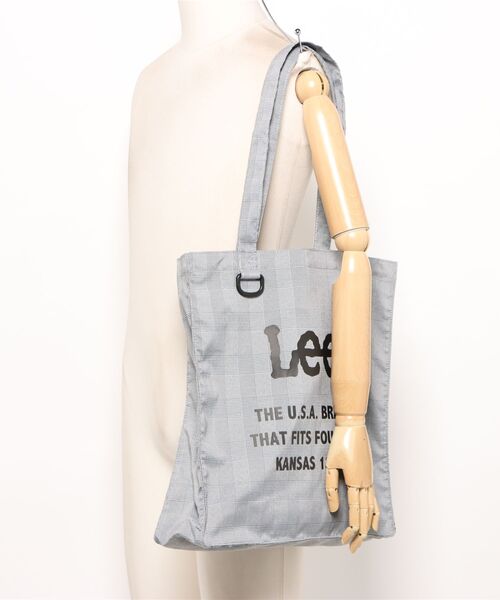 Lee(リー)の「【Lee/リー】【Z世代に今人気の『おじっぽファッション』に合わせて新登場!】ロゴプリントチェックトートバッグ 大きめサイズ マチあり Dカン付き(トートバッグ・レディース・ブラック/レッド/ボルドー/オフホワイト・FREE)」の5枚目の写真