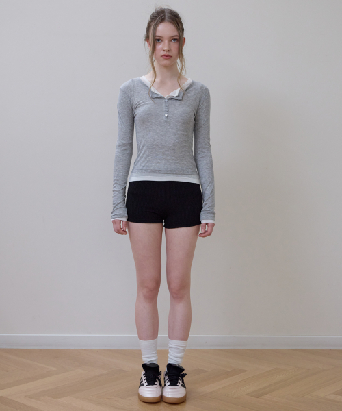 ROSEFRANTZ（ロゼフランツ）の「Henley Neck Layered Long Sleeve [Gray]（Tシャツ/カットソー・レディース・ライトグレー・OS）」の2枚目の写真