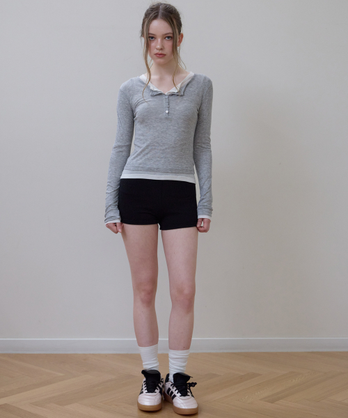 ROSEFRANTZ（ロゼフランツ）の「Henley Neck Layered Long Sleeve [Gray]（Tシャツ/カットソー・レディース・ライトグレー・OS）」の4枚目の写真