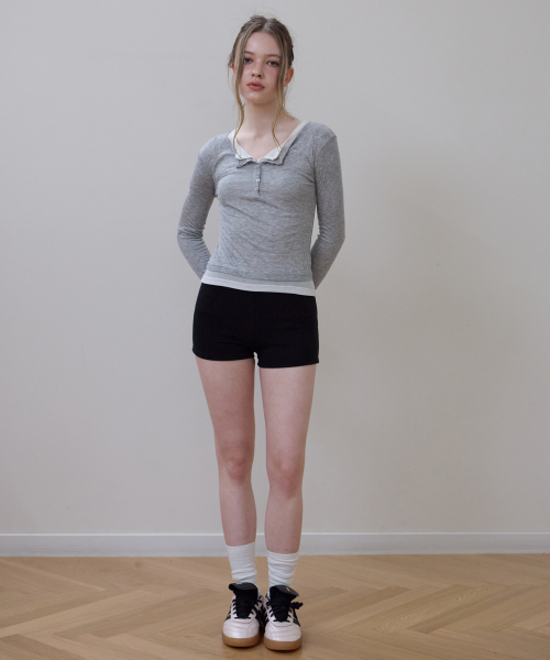 ROSEFRANTZ（ロゼフランツ）の「Henley Neck Layered Long Sleeve [Gray]（Tシャツ/カットソー・レディース・ライトグレー・OS）」の5枚目の写真