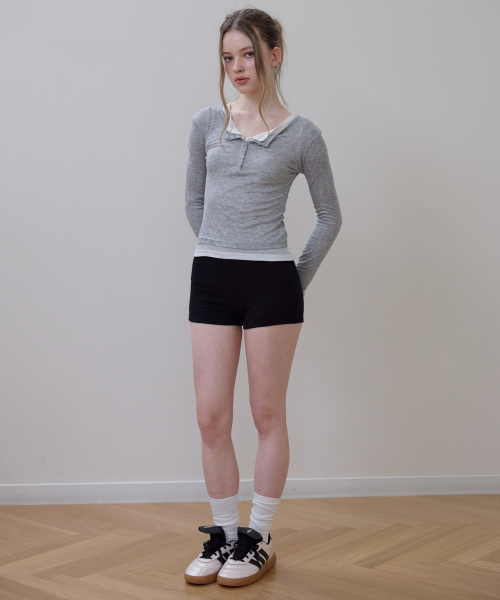 ROSEFRANTZ（ロゼフランツ）の「Henley Neck Layered Long Sleeve [Gray]（Tシャツ/カットソー・レディース・ライトグレー・OS）」の6枚目の写真