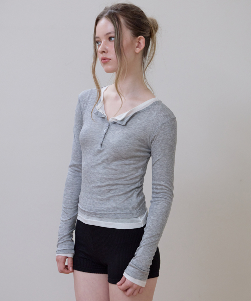 ROSEFRANTZ（ロゼフランツ）の「Henley Neck Layered Long Sleeve [Gray]（Tシャツ/カットソー・レディース・ライトグレー・OS）」の10枚目の写真