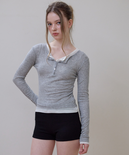 ROSEFRANTZ（ロゼフランツ）の「Henley Neck Layered Long Sleeve [Gray]（Tシャツ/カットソー・レディース・ライトグレー・OS）」の11枚目の写真