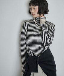 ネームアクセントタートルネックリブニット