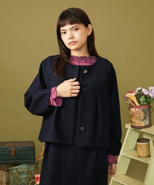 Jocomomola（ホコモモラ）の「圧縮天竺 ショートジャケット［オケージョン］（ノーカラージャケット・レディース・パープル/ネイビー・40）」の6枚目の写真