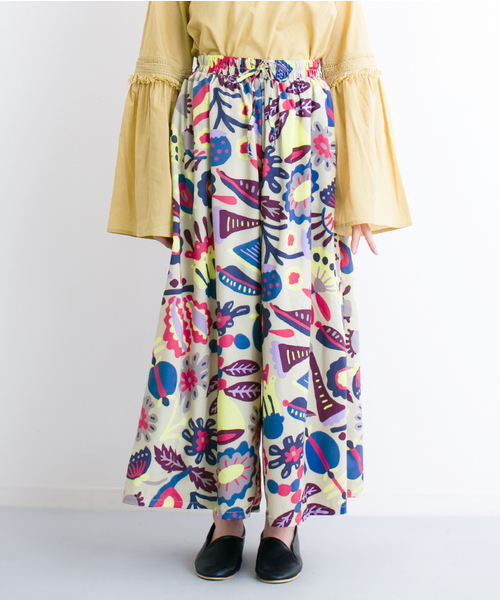 MERLOT（メルロー）の「唄うフラワーズ柄ワイドパンツ5917（その他パンツ・レディース・ベージュ/ブル－グレ－・FREE）」の2枚目の写真