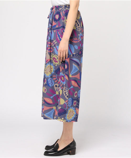 MERLOT（メルロー）の「唄うフラワーズ柄ワイドパンツ5917（その他パンツ・レディース・ベージュ/ブル－グレ－・FREE）」の4枚目の写真