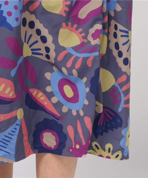 MERLOT（メルロー）の「唄うフラワーズ柄ワイドパンツ5917（その他パンツ・レディース・ベージュ/ブル－グレ－・FREE）」の9枚目の写真