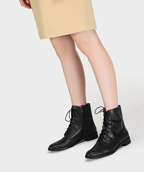 CHARLES & KEITH(チャールズ & キース)の「レースアップカフブーツ / LACE-UP CALF BOOTS(ブーツ・レディース・オリーブ/ブラック・22.5cm/23.5cm/23cm/24.5cm/25cm)」の14枚目の写真