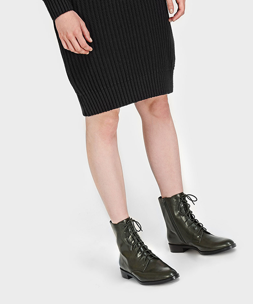 CHARLES & KEITH(チャールズ & キース)の「レースアップカフブーツ / LACE-UP CALF BOOTS(ブーツ・レディース・オリーブ/ブラック・22.5cm/23.5cm/23cm/24.5cm/25cm)」の8枚目の写真