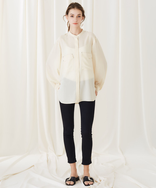 STUDIOUS（ステュディオス）の「【STUDIOUS】ライトシアー ボリュームスリーブ ノーカラーシャツ（シャツ/ブラウス・レディース・ブラック/アイボリー・FREE）」の3枚目の写真