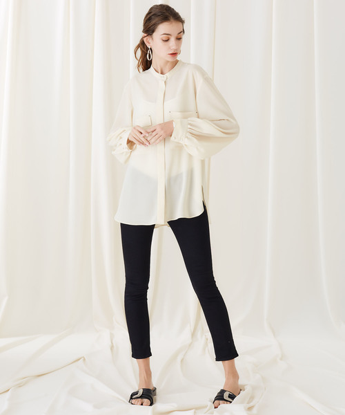 STUDIOUS（ステュディオス）の「【STUDIOUS】ライトシアー ボリュームスリーブ ノーカラーシャツ（シャツ/ブラウス・レディース・ブラック/アイボリー・FREE）」の4枚目の写真