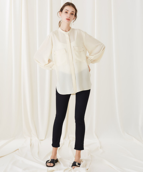 STUDIOUS（ステュディオス）の「【STUDIOUS】ライトシアー ボリュームスリーブ ノーカラーシャツ（シャツ/ブラウス・レディース・ブラック/アイボリー・FREE）」の5枚目の写真