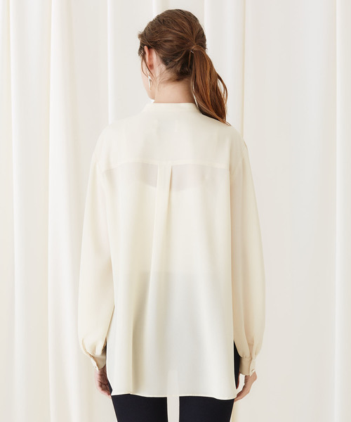 STUDIOUS（ステュディオス）の「【STUDIOUS】ライトシアー ボリュームスリーブ ノーカラーシャツ（シャツ/ブラウス・レディース・ブラック/アイボリー・FREE）」の9枚目の写真