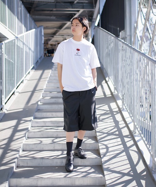 WESTBOY(ウエストボーイ)の「【NEVEREVERBAD】RED ROSE EMBROIDERED T-SHIRT(Tシャツ/カットソー・メンズ・ホワイト/ブラック・M/L/XL)」の1枚目の写真