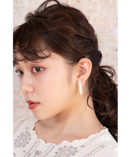 CHACO （FLOWER ACCESSORY）（チャコ）の「CHACO/ 樹脂U字イヤリング（イヤリング・レディース・ホワイト/グレー・FREE）」の7枚目の写真