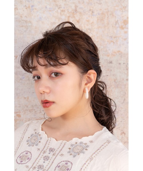 CHACO （FLOWER ACCESSORY）（チャコ）の「CHACO/ 樹脂U字イヤリング（イヤリング・レディース・ホワイト/グレー・FREE）」の15枚目の写真