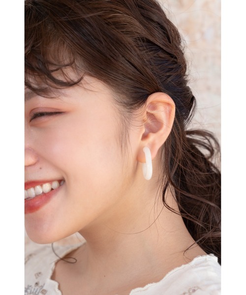 CHACO （FLOWER ACCESSORY）（チャコ）の「CHACO/ 樹脂U字イヤリング（イヤリング・レディース・ホワイト/グレー・FREE）」の4枚目の写真