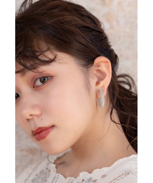 CHACO （FLOWER ACCESSORY）（チャコ）の「CHACO/ 樹脂U字イヤリング（イヤリング・レディース・ホワイト/グレー・FREE）」の5枚目の写真