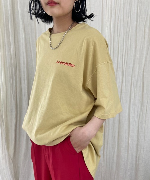 Lull（ルル）の「【Lull / ルル】バックスリットロゴTシャツ（Tシャツ/カットソー・レディース・ベージュ/マスタード/ネイビー/ホワイト・ONESIZE）」の4枚目の写真