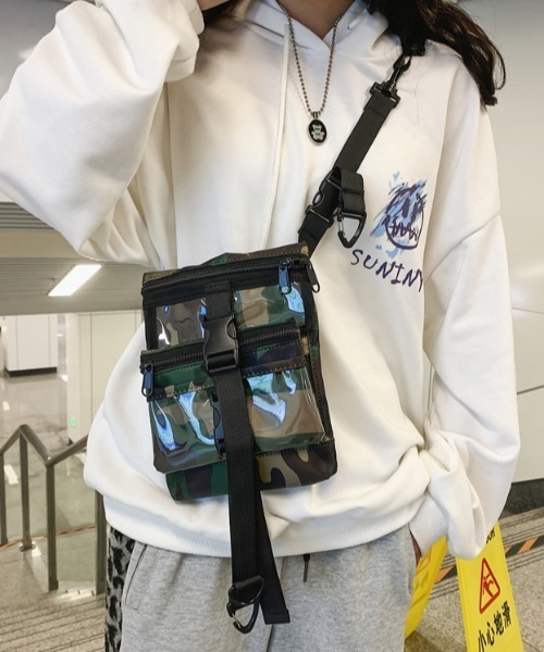 KOR（ケーオーアール）の「取り外し可能ミニポーチ付きボディバッグ（ボディバッグ/ウエストポーチ・メンズ・ブラック/カモフラージュ・FREE）」の2枚目の写真