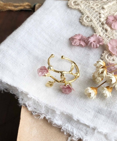m.soeur（エムスール）の「花とつぼみのイヤーカフ＊真鍮（イヤーカフ・レディース・ホワイト/ブラック/グレー/ピンク・FREE）」の7枚目の写真