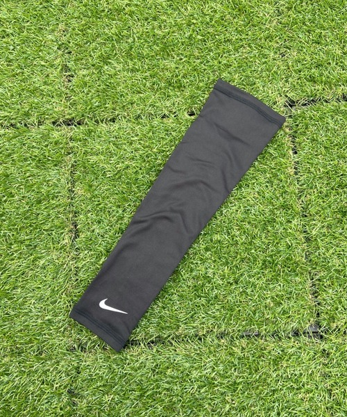 NIKE（ナイキ）の「NIKE(ナイキ)/アームカバー スウッシュ ライトウェイト ランニングスリーブ（スポーツグッズ・レディース・ブラック/ホワイト・S/M/L/XL）」の14枚目の写真