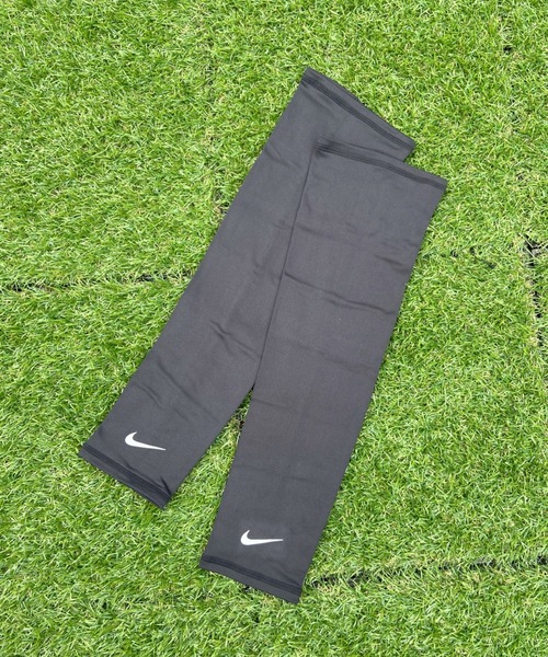 NIKE（ナイキ）の「NIKE(ナイキ)/アームカバー スウッシュ ライトウェイト ランニングスリーブ（スポーツグッズ・レディース・ブラック/ホワイト・S/M/L/XL）」の13枚目の写真