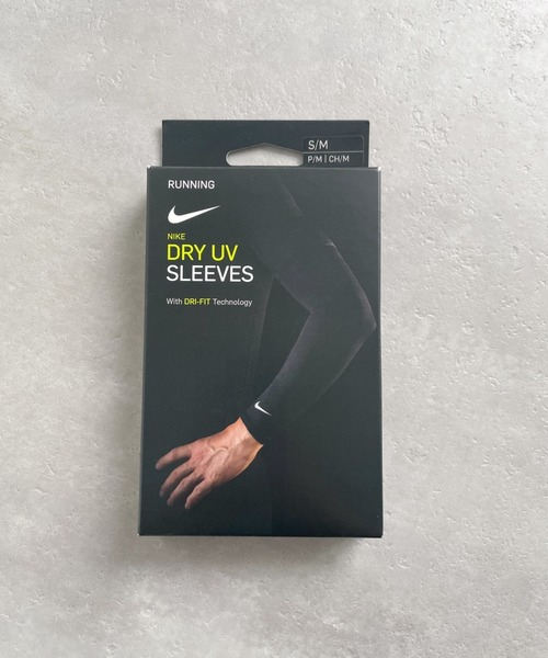 NIKE（ナイキ）の「NIKE(ナイキ)/アームカバー スウッシュ ライトウェイト ランニングスリーブ（スポーツグッズ・レディース・ブラック/ホワイト・S/M/L/XL）」の3枚目の写真