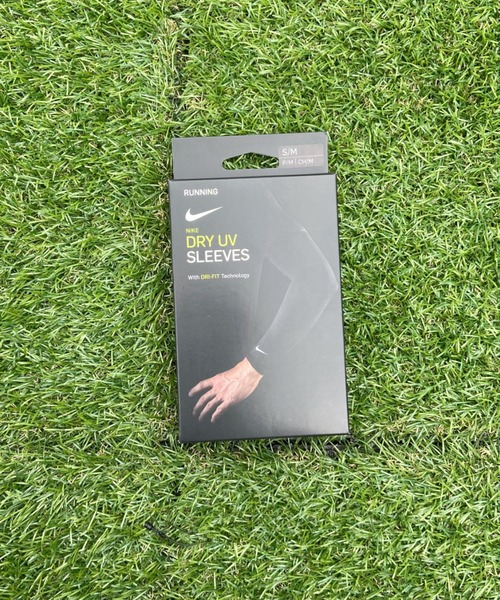 NIKE（ナイキ）の「NIKE(ナイキ)/アームカバー スウッシュ ライトウェイト ランニングスリーブ（スポーツグッズ・レディース・ブラック/ホワイト・S/M/L/XL）」の9枚目の写真