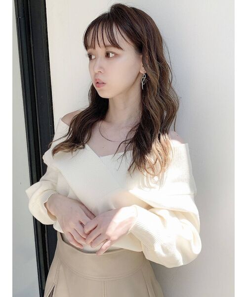 dazzlin(ダズリン)の「Vリブネックニットトップス(ニット/セーター・レディース・ブラック/グレー/オフホワイト/ピンク/ブルー/グリーン/ブラウン・FREE)」の2枚目の写真